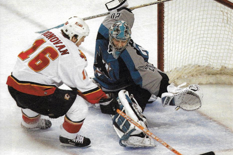 Shean Donovan vence Evgeni Nabokov nas finais de conferência de 2004. Foto: Mike Blake/Reuters.