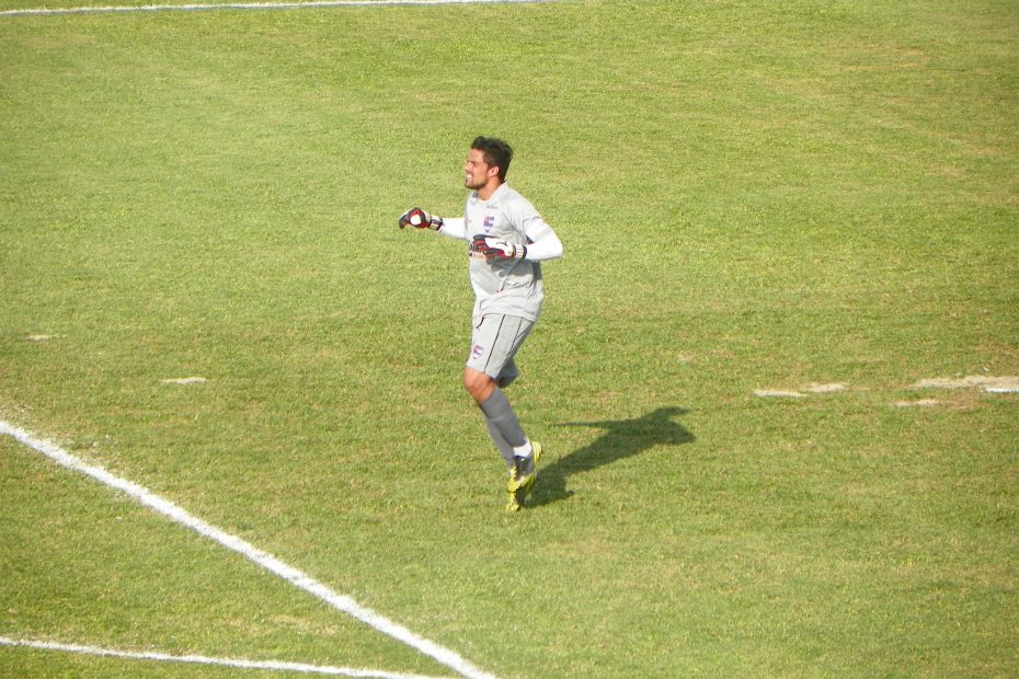 Carlão, goleiro do Nacional, mantém-se aquecido durante partida contra o Primavera, em 2013. Foto: Alexandre Giesbrecht.