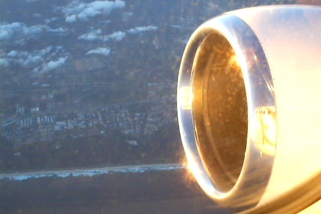 Turbina de avião sobre o Rio de Janeiro em 11 de maio de 2002.