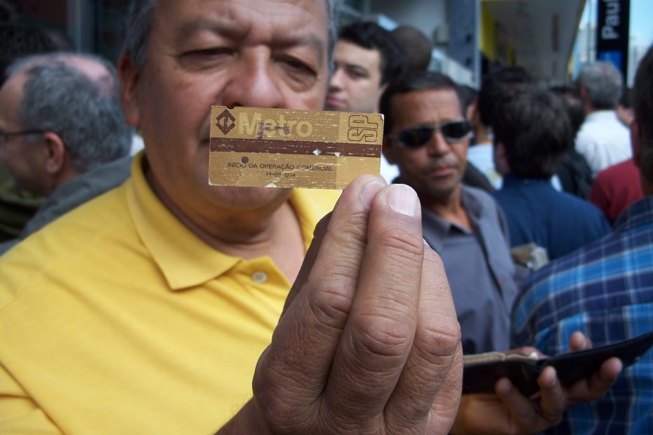Maurício Inácio Oliveira, de Camanducaia, mostra bilhete da inauguração do Metrô de São Paulo.