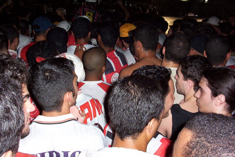 Fila para a revista, na entrada da arquibancada azul do Morumbi, antes de São Paulo × River Plate, em 2003. Foto: Alexandre Giesbrecht.