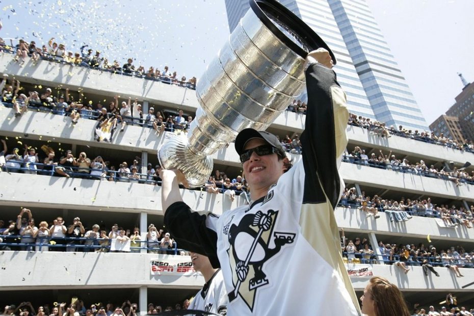 Sidney Crosby levanta a Copa Stanley em Pittsburgh, em 2009. Foto: Jason Cohn/Reuters.
