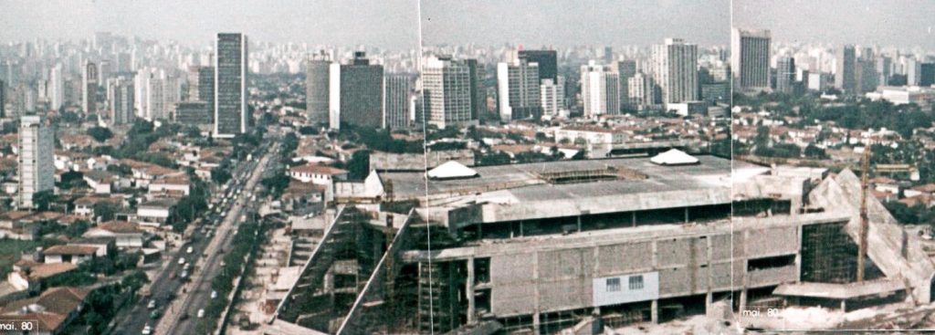 A Avenida Eusébio Matoso, em 1979, com o Shopping Eldorado em construção à frente. Foto: Ralph Giesbrecht.