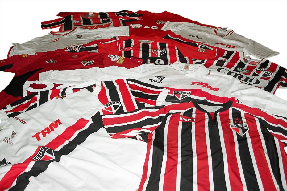 Algumas camisas do São Paulo da coleção de Alexandre Giesbrecht, em 2010.