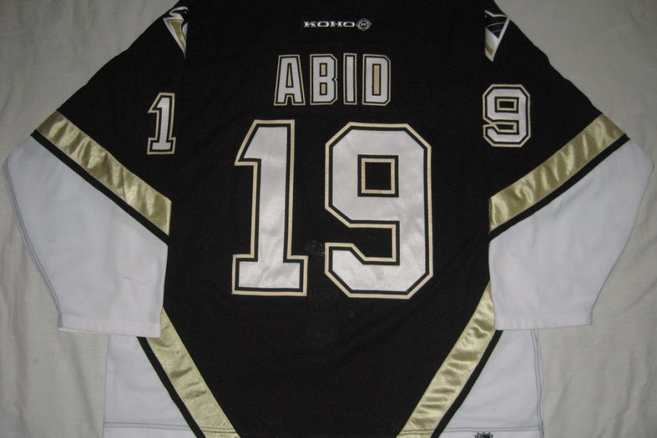 Camisa vestida por Ramzi Abid no Pittsburgh Penguins. Foto: The Igloo Locker Room.