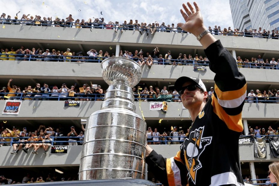 Sidney Crosby desfila com a Copa Stanley em Pittsburgh, em 2016. Foto: Keith Srakocic/AP.