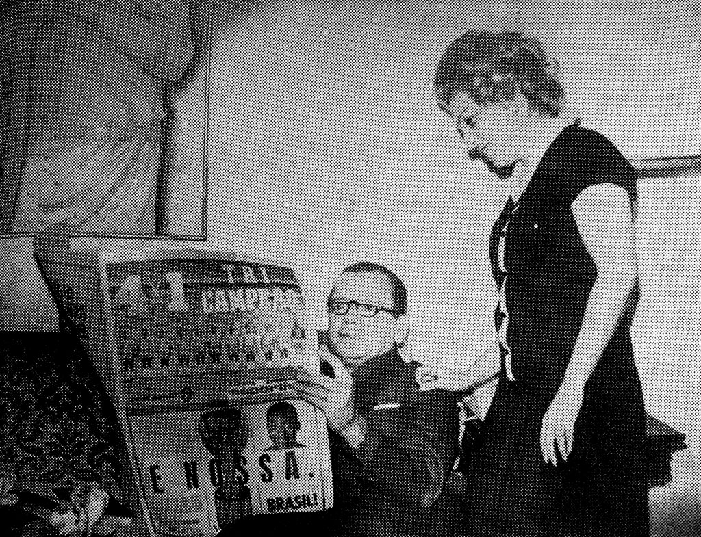 Abreu Sodré, então governador de São Paulo, com um exemplar d'A Gazeta Esportiva, em 1970. Foto: A Gazeta Esportiva.