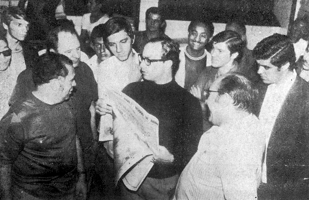 Paulo Maluf, então prefeito de São Paulo, com um exemplar d'A Gazeta Esportiva, em 1970. Foto: A Gazeta Esportiva.