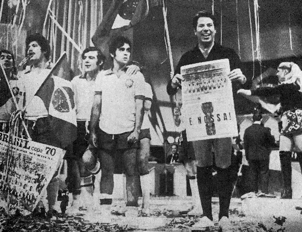 Sílvio Santos com um exemplar d'A Gazeta Esportiva, em 1970. Foto: A Gazeta Esportiva.
