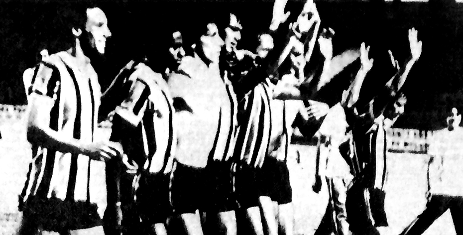 Jogadores do Grêmio, abraçados, deixam o campo.